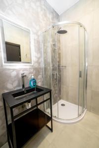 Cozy Studio Apartment - by HostMT