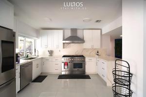 Stylish Retreat Heated Pool Basketball Game Room L41