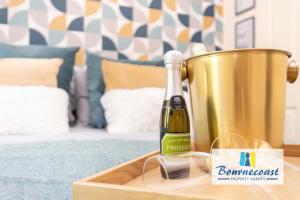 UNDERCLIFF APARTMENT by BOURNECOAST - A Seafront Flat with Sea Views, Balcony and Parking - Next to the Sandy Beaches - FM10661