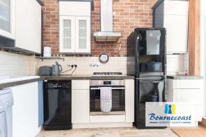 UNDERCLIFF APARTMENT by BOURNECOAST - A Seafront Flat with Sea Views, Balcony and Parking - Next to the Sandy Beaches - FM10661