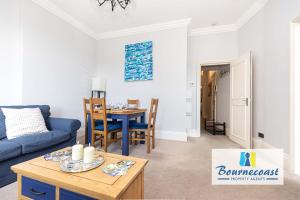 UNDERCLIFF APARTMENT by BOURNECOAST - A Seafront Flat with Sea Views, Balcony and Parking - Next to the Sandy Beaches - FM10661