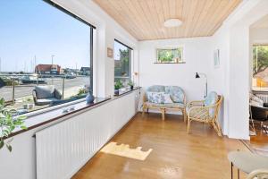 Family Friendly House By The Sea