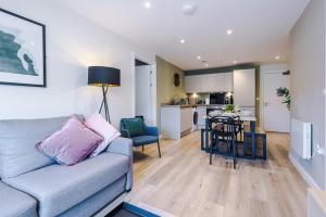 High End 2 Bedroom with Parking and City Access