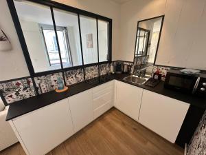 Charmant cocon iodé cosy équipé, baigné de lumière, situé au cœur de La Rochelle à 1min à pied du marché central avec TV et Wifi