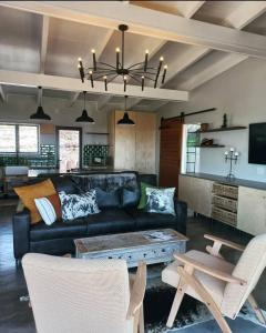 Barbers Trail Lodge - Modern Comfort, Wild Beauty