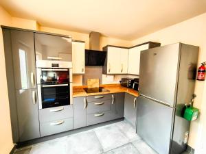 Cosy Home with Garden & Parking near Chester