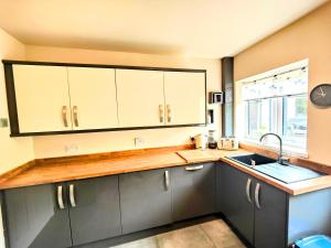 Cosy Home with Garden & Parking near Chester