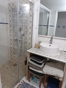 Chambre familiale chez "Casa Portuguesa", accès piscine-jardin-1h15 Lisboa