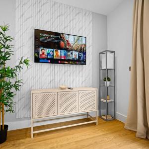 Modern 4 Bedroom Townhouse - City Centre - Garden - Parking - Netflix 17SL