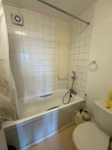 Wapping Hideaway -Double Room with shared bathroom Near Central London, 8 minutes to Wapping station, for 2 people