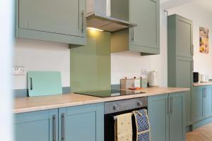 New! 4BR in Hill top House