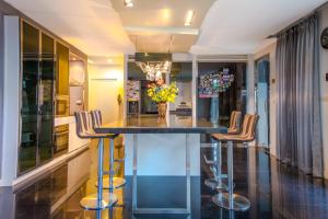 Luxury Pure Modern Pool Villa 5Bed KTV Gym Nr BTS&Central