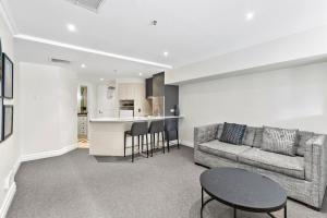 KozyGuru | Sydney CBD | Skyline View Sleek Studio