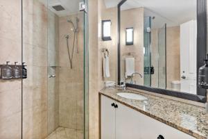 KozyGuru | Sydney CBD | Skyline View Sleek Studio