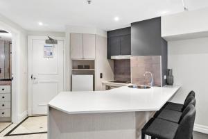 KozyGuru | Sydney CBD | Skyline View Sleek Studio