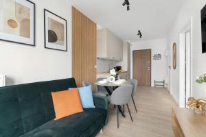 Tasteful Apartment with Parking and Gym by Noclegi Renters