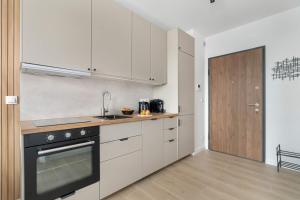 Tasteful Apartment with Parking and Gym by Noclegi Renters