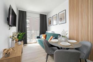Tasteful Apartment with Parking and Gym by Noclegi Renters