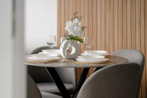 Tasteful Apartment with Parking and Gym by Noclegi Renters