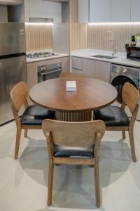 2BR Aljada Apartment - 3 Washrooms - Sleeps 6 - Boulevard