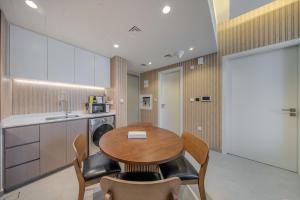 2BR Aljada Apartment - 3 Washrooms - Sleeps 6 - Boulevard