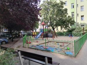 Dwa pokoje kuchnia łazienka w cichym centrum miasta z wewnętrznym parkingiem Samodzielne zameldowanie o dowolnej porze