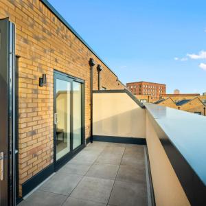 Modern 4 Bedroom Townhouse - City Centre - Garden - Parking - Netflix 17SL