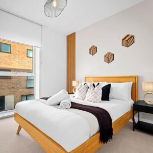 Modern 4 Bedroom Townhouse - City Centre - Garden - Parking - High Speed WiFi - Netflix 17SL