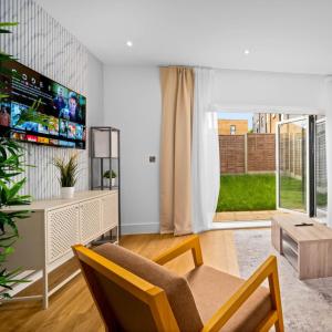 Modern 4 Bedroom Townhouse - City Centre - Garden - Parking - High Speed WiFi - Netflix 17SL