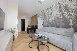 Beige Apartment in Warsaw with Parking and Air Conditioned Living Room by Noclegi Renters