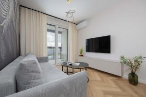Beige Apartment in Warsaw with Parking and Air Conditioned Living Room by Noclegi Renters