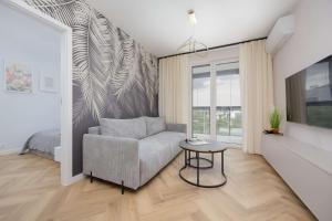 Beige Apartment in Warsaw with Parking and Air Conditioned Living Room by Noclegi Renters