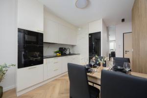 Beige Apartment in Warsaw with Parking and Air Conditioned Living Room by Noclegi Renters