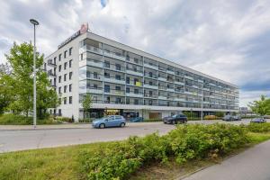 Beige Apartment in Warsaw with Parking and Air Conditioned Living Room by Noclegi Renters