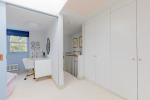 3BD Cottage Inspired Home by Hampstead Heath