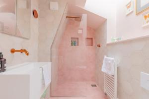 3BD Cottage Inspired Home by Hampstead Heath