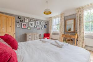 3BD Cottage Inspired Home by Hampstead Heath