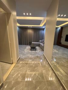 شقة بصالة و استديو بتاثيث مودرن