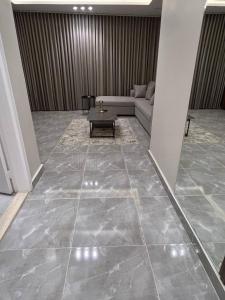 شقة بصالة و استديو بتاثيث مودرن