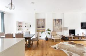 Iconic Residence in Little Venice with Private Garden