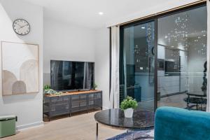 Modern 2BR City Escape, Walk to Everything