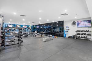 Modern 2BR City Escape, Walk to Everything