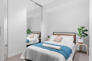 Modern 2BR City Escape, Walk to Everything