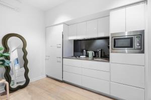 Modern 2BR City Escape, Walk to Everything