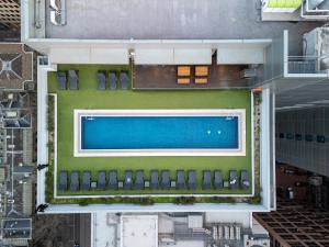 Modern 2BR City Escape, Walk to Everything