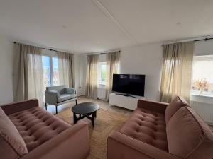 Serenity Lodge, Riverside with Free Parking