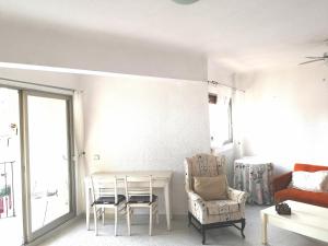 Piso luminoso y a 3 minutos andando de la playa