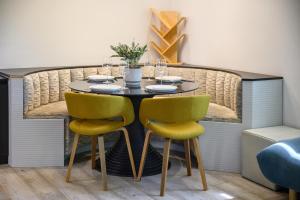 West Didsbury Retreat l Cinema l Sleeps 8