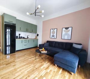 Cosy apartment next to Larissa station 100Mbps & Balcony