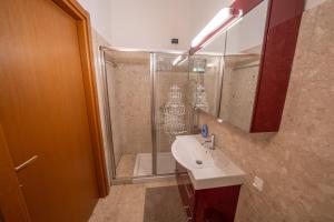 Exclusive Lake Garda Apartments with Panoramic Pool & Parking